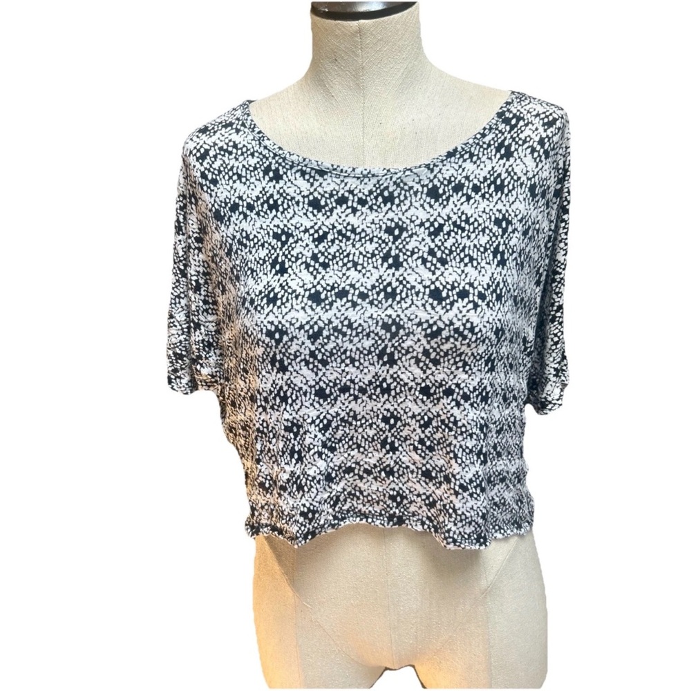 WallpapHer Short Sleeve Crochet Open Back Black and White Crop top